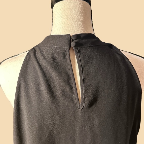 EUC Victoria Beckham Black Sleeveless Top w/Button Neck + Design Front Sz 3X - Picture 2 of 3